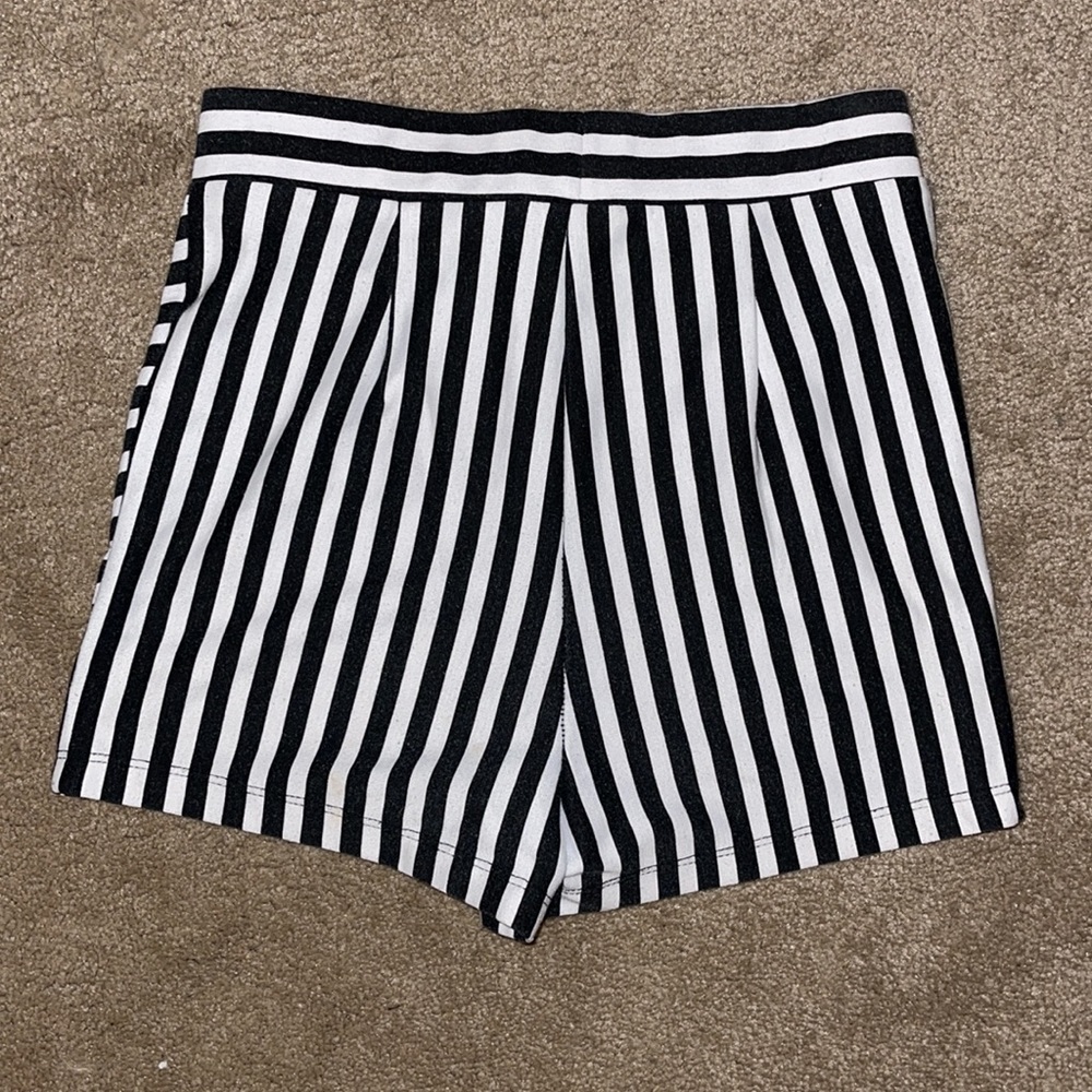 ❗️FINAL SALE❗️Black & White High Waisted Shorts - Picture 2 of 7